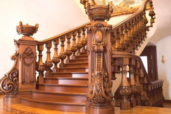 Tangga kayu dengan hiasan ukiran